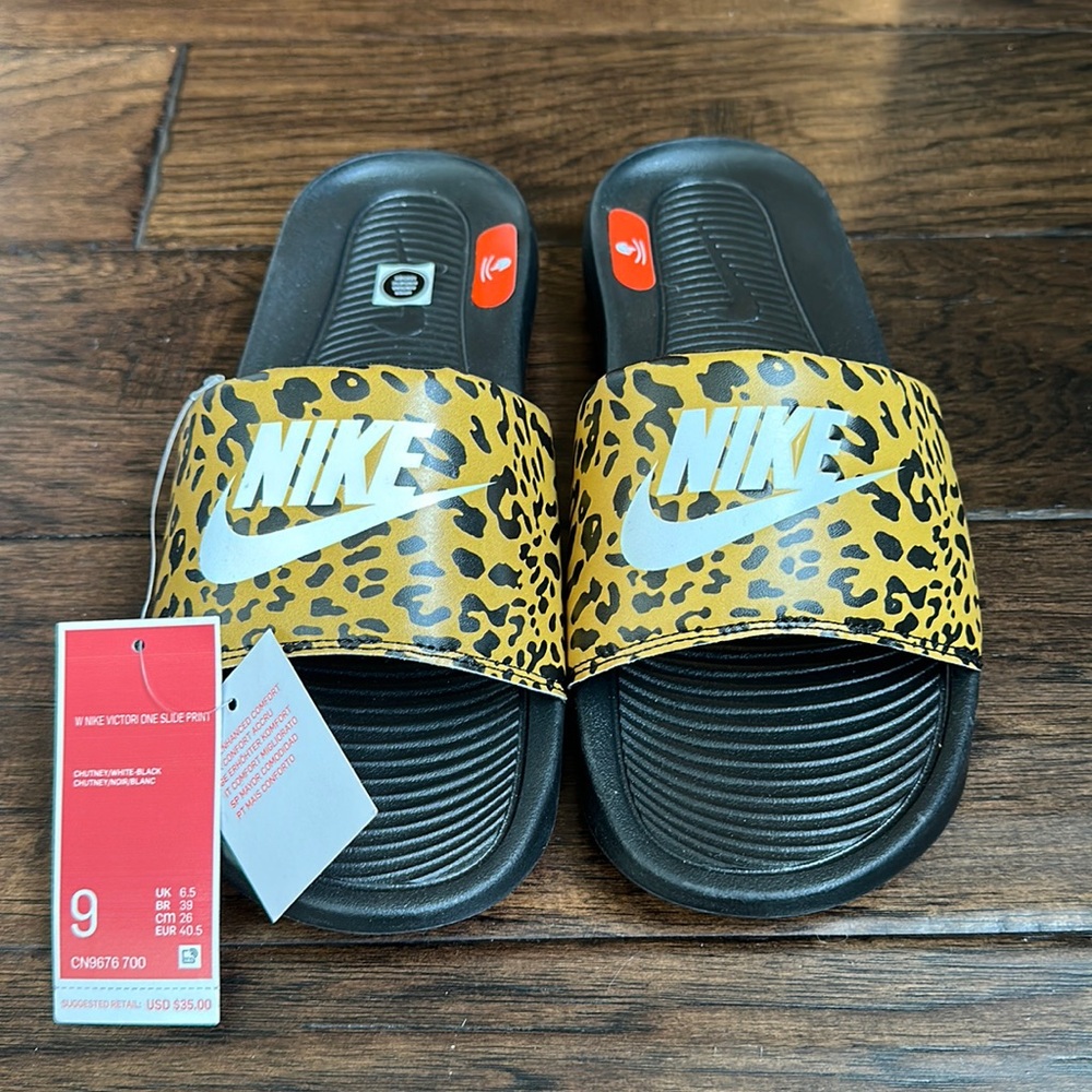 NWT Women’s Nike Victori One Slides, Size 9.